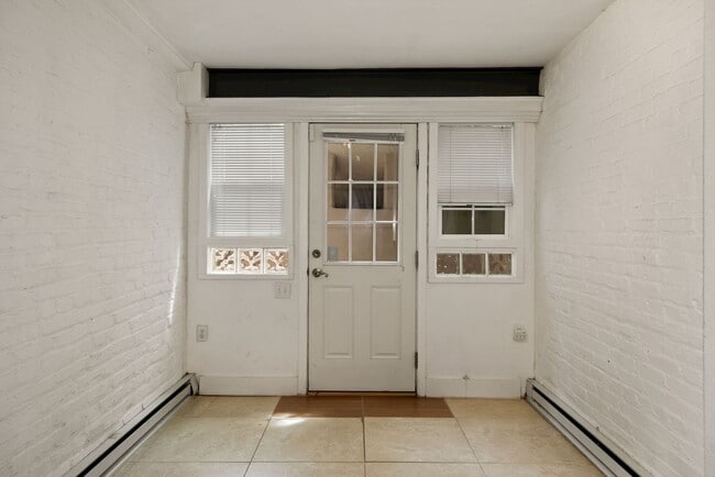 Building Photo - Available Now! 4 Bedroom  3.5  Bathroom Townhouse //Woodley Park// Garage, Driveway & 3 Levels of...