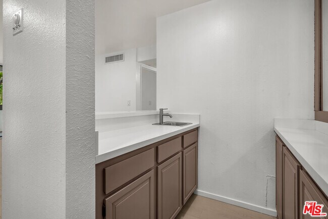 Building Photo - 406 N Oakhurst Dr