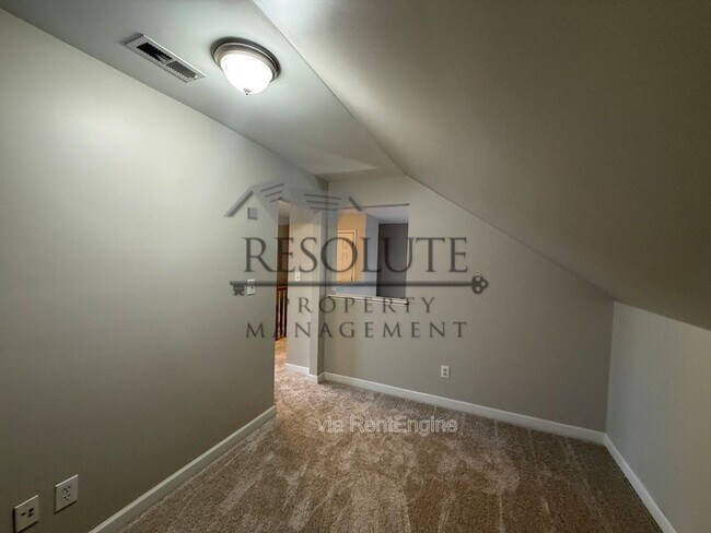 Building Photo - 303 Sugar Maple Ave