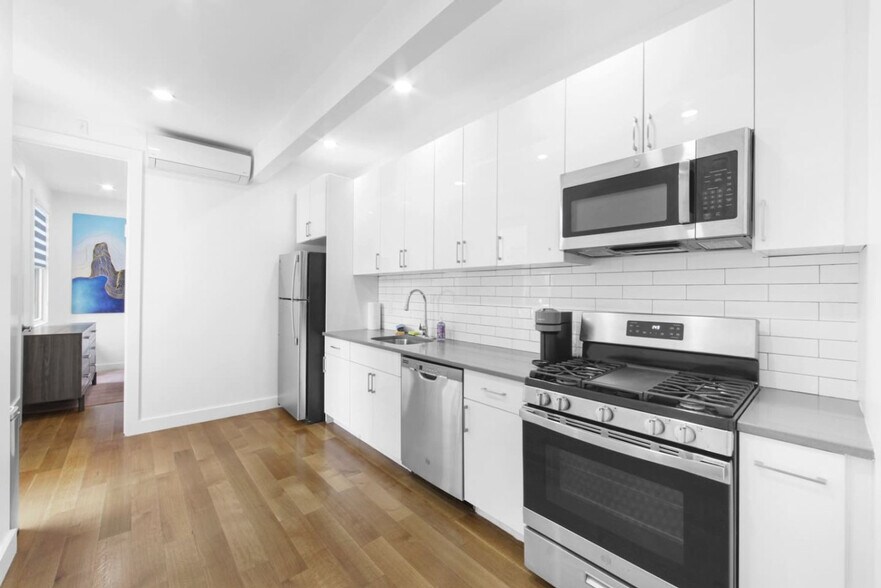 Building Photo - 564 W 182nd St