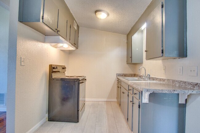 Building Photo - Pensacola 3BR Home with Bonus Den, Hardwood Floors & Fenced Backyard-Coming Available 8/17.