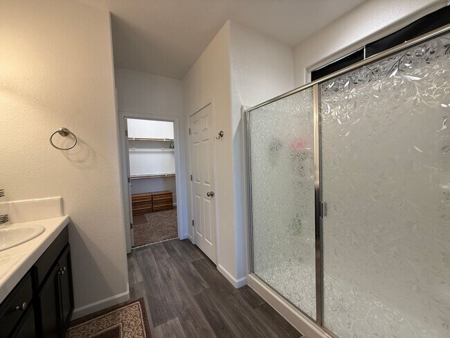 Building Photo - Must See! Fully furnished 3 bedroom, 2 bat...