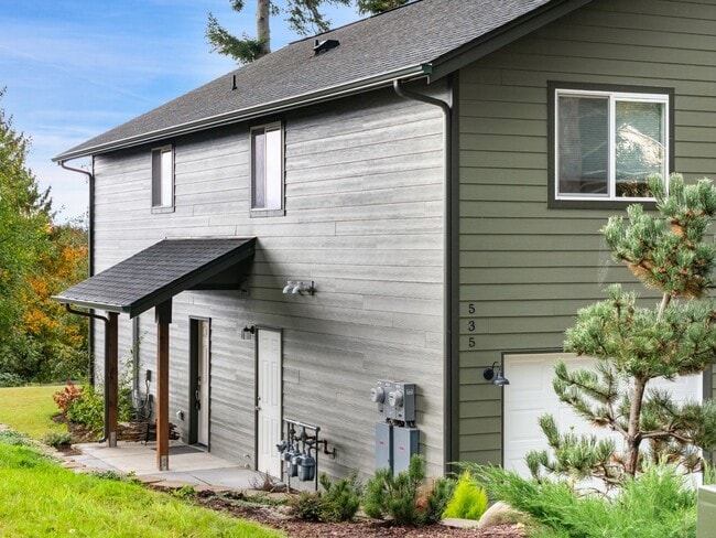 Building Photo - 535-537 NE Vena St