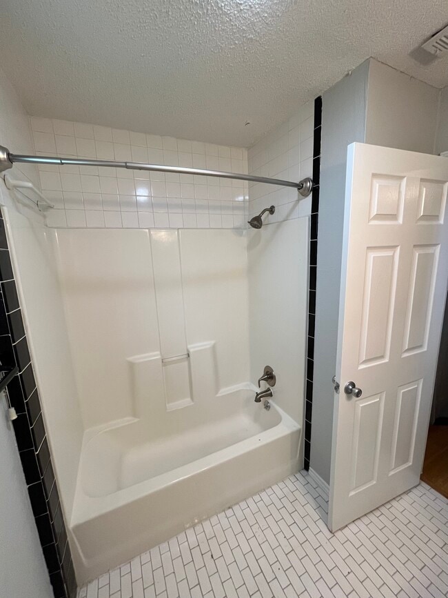 Building Photo - 1904 E 10th St