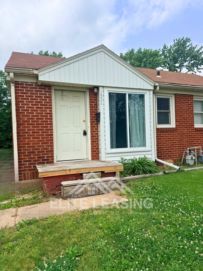 Building Photo - 1 Bedroom Duplex Near Washburn University!