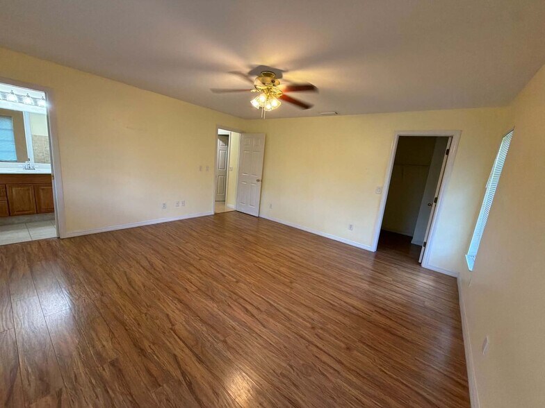 Building Photo - Inviting 3/2 Pool Home With Spacious Lanai and Modern Kitchen