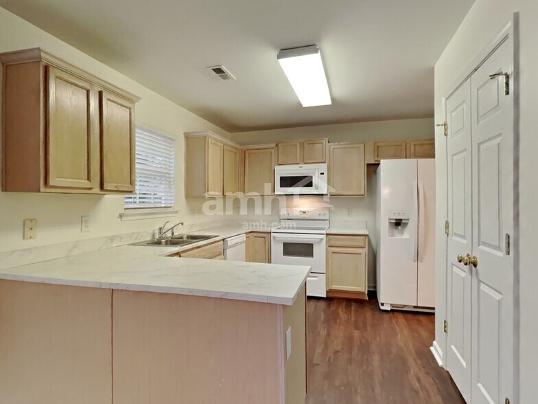 Building Photo - 126 Elrosa Rd