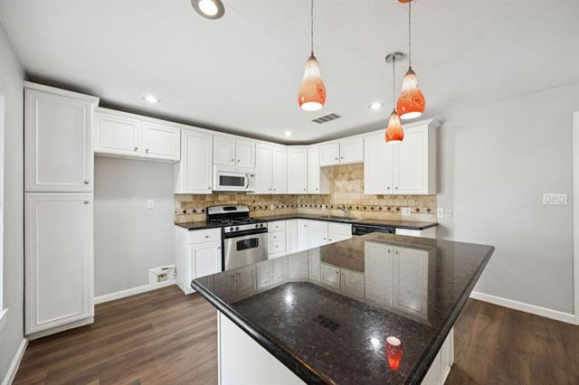 Building Photo - 2801 Clearbrook Dr