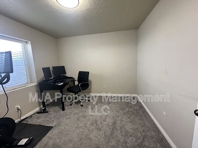 Building Photo - 4207 Pilgrim Cir W