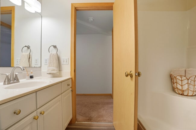 Building Photo - 8 Redtail Ct