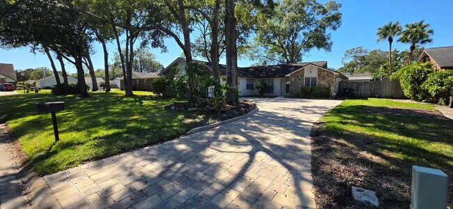 Building Photo - Large 4 Bedroom Located in Arlington!