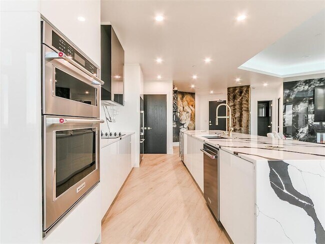 Building Photo - 5900 Mosteller Dr