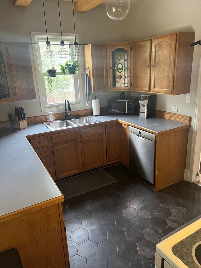 Building Photo - $500 OFF FIRST MONTH'S RENT WITH A SIGNED ...