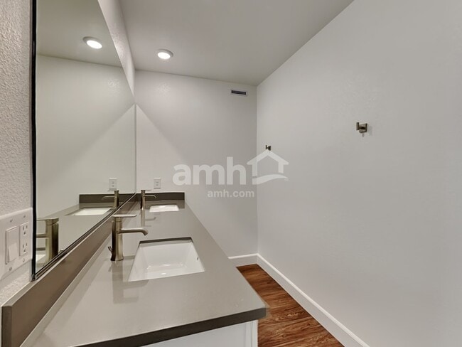 Building Photo - 9121 Liberty Cap Ct