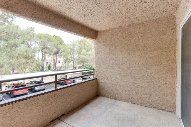 Building Photo - GUARD GATED 2 BEDROOM CONDO!