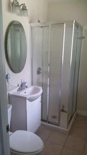 En suite primary bathroom - 4061 NE Brogden St