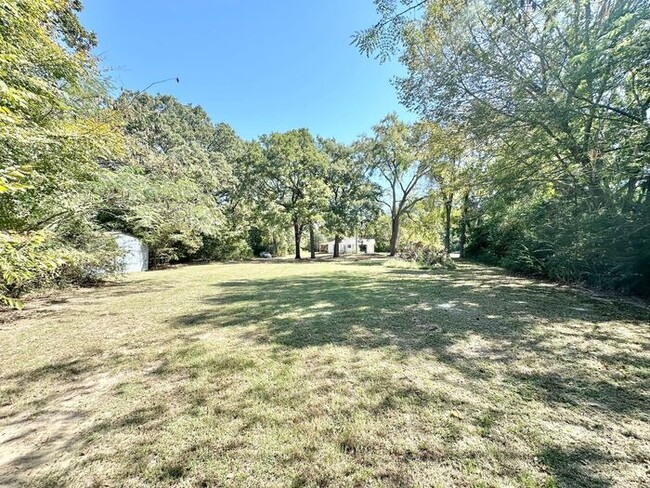 Building Photo - Tour Today! 3 Bed 1 Bath on 3 Acres with a...