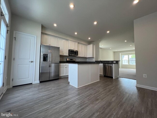 Building Photo - 526 River Crest Way