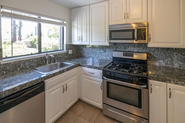 Building Photo - Beautiful End Unit Townhouse