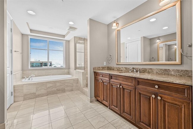 Building Photo - 300 Beach Dr NE