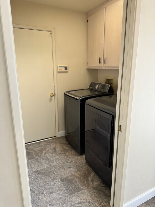 Building Photo - 3 bedroom 2 bath home in The Oaks