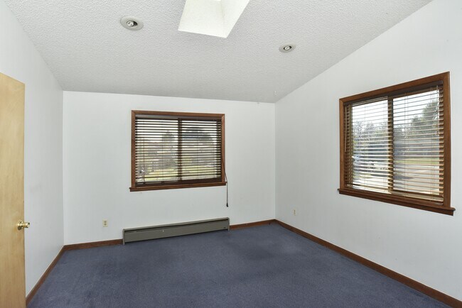 Building Photo - 5741 W Cedar Ave