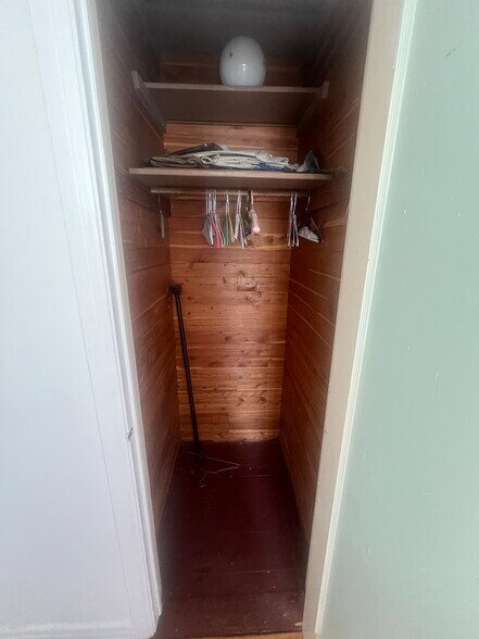 extra hallway closet - 800 N Mansfield Ave