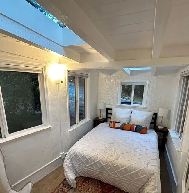 Building Photo - Rustic Cottage near Claremont Resort