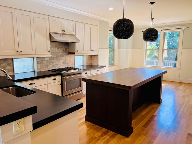 Building Photo - Custom Townhouse with Awesome Back yard