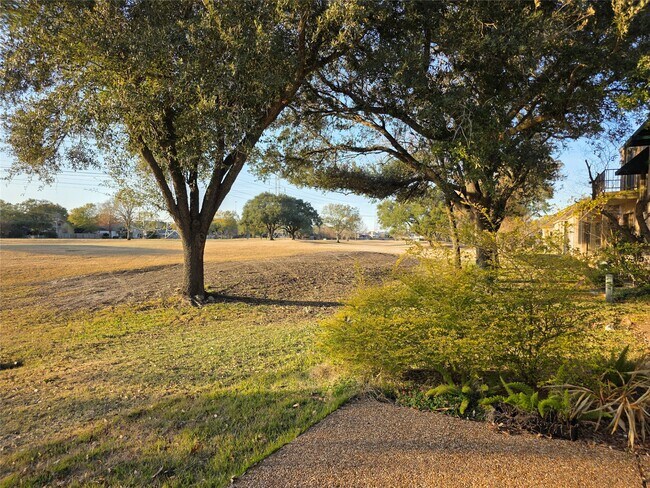 Building Photo - 406 Fox Briar Ln