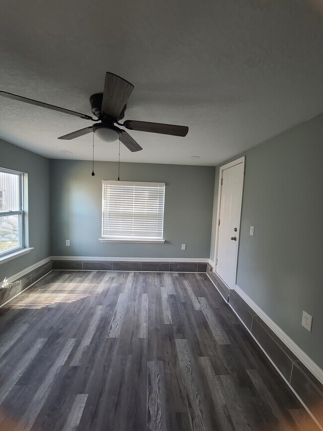 LL bedroom w/ private entrance - 5224 Roanoke Blvd