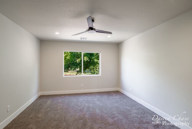 Building Photo - 4 bedroom, 2.5 bathroom townhome in Hurricane!