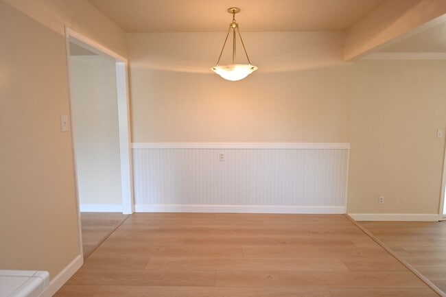 Building Photo - Beautiful home with AC in PRIME Santa Clara location - 3 bd / 2 bath coming soon!