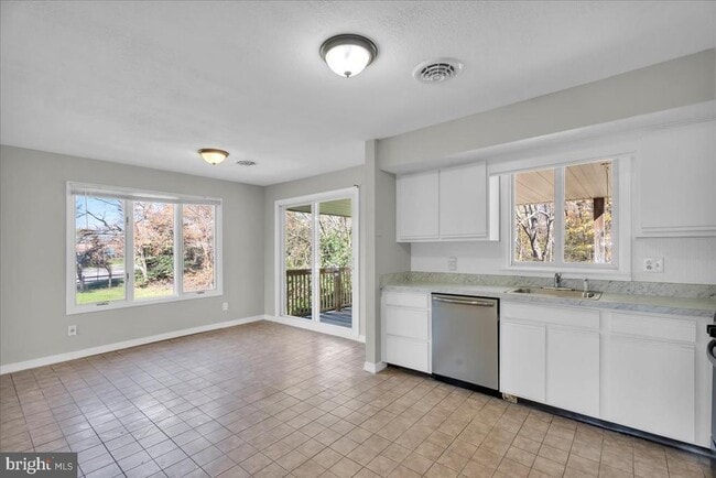 Building Photo - 301 County House Rd