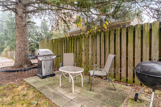 Building Photo - 872-874-874 Copeland Rd