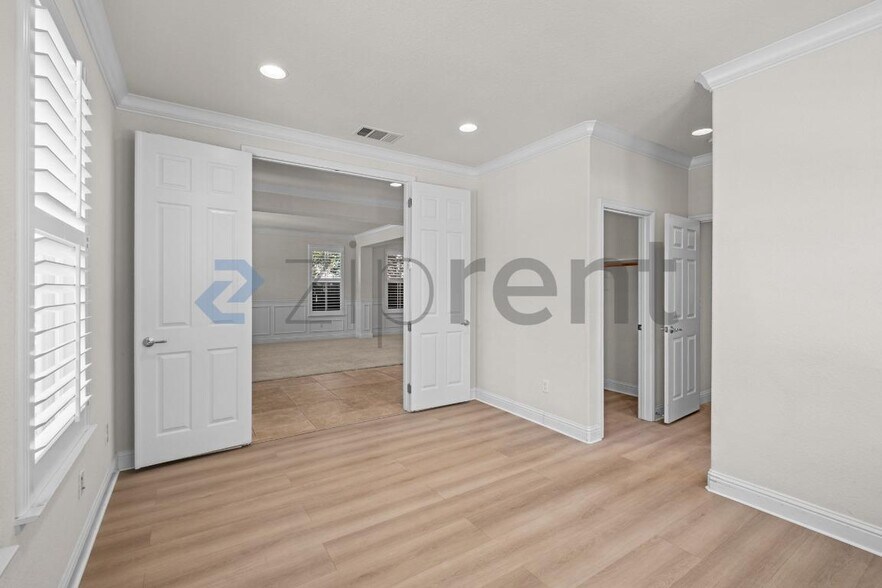 Building Photo - Unit