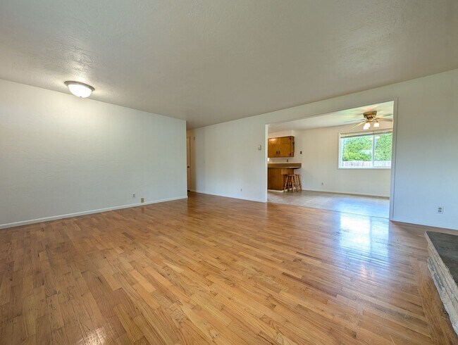Building Photo - 3-Bedroom, 2-Bath Home In The River Road A...