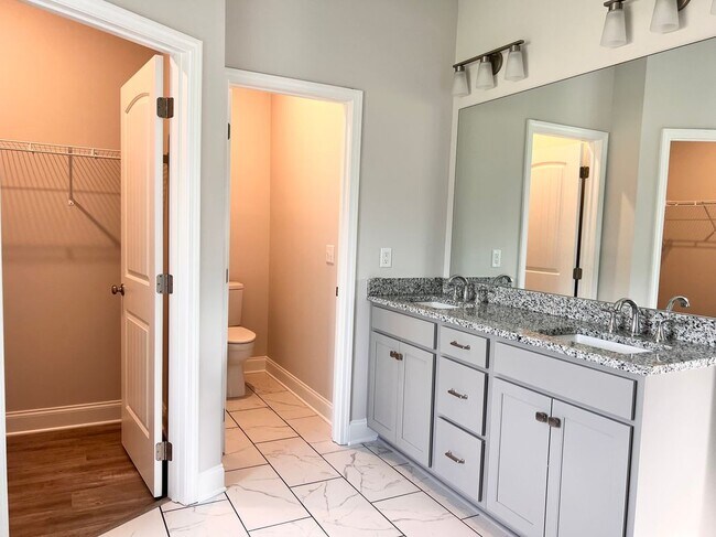 Building Photo - 8024 English Ivy Ct