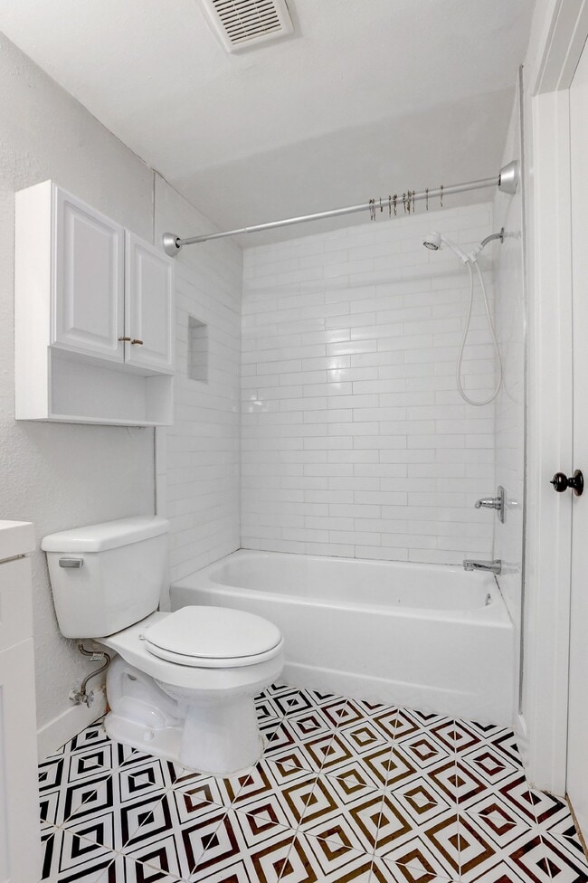 Building Photo - $1,295.95 - 1 Bed Updated Condo right by Cherry Creek Shopping Center!