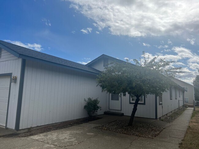 Building Photo - 810 E White Birch Ave