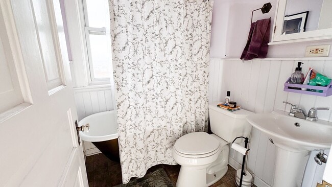 Building Photo - 1712 W 3rd St