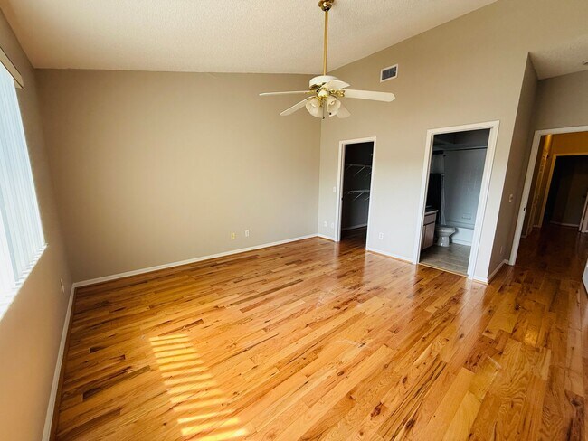Building Photo - 2843 Thaxton Dr