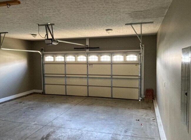 Building Photo - 166 Twin Lakes Dr