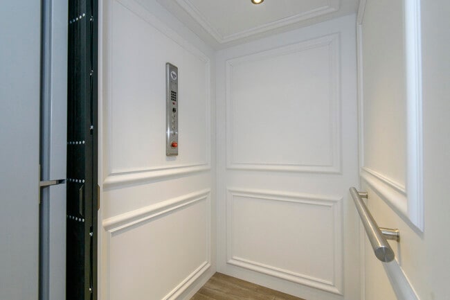 Building Photo - 206 Grand Ave