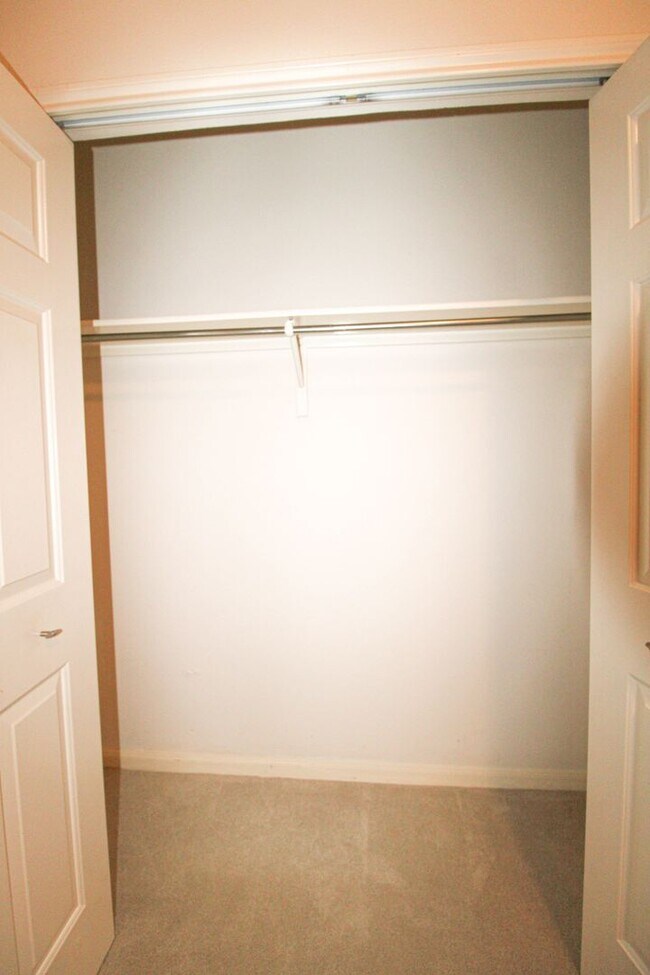 Building Photo - 34 Silverhorn Dr