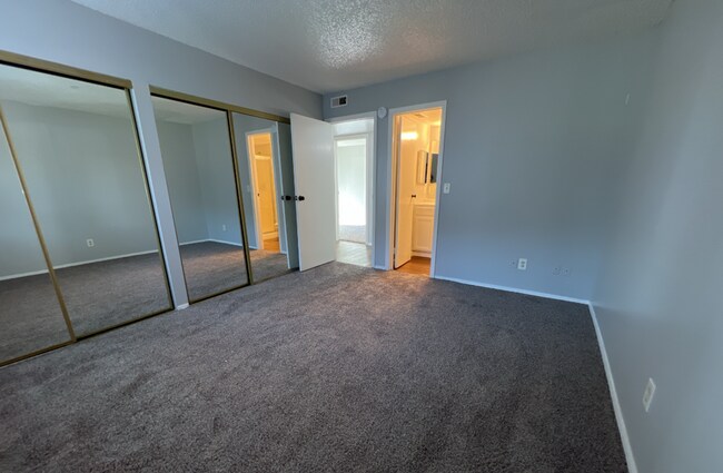 Building Photo - Spacious ground level 3 bedroom Condo in R...