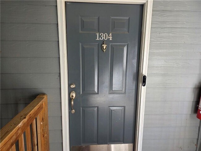 Building Photo - 1304 Madison Ln S E