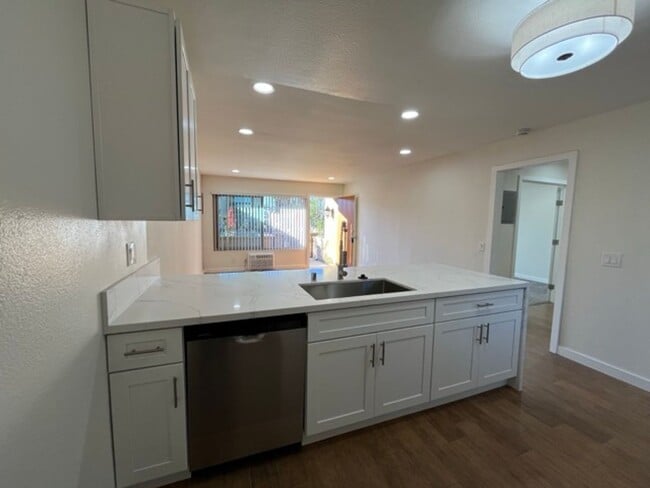 Building Photo - Remodeled 1 Bedroom Unit in the City of Orange
