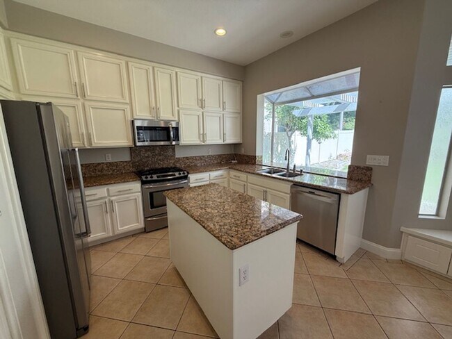 Building Photo - 4 bed / 2.5 bath plus large loft/family ro...