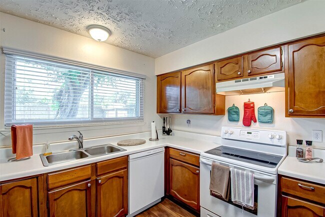 Building Photo - 7211 Skylight Ln